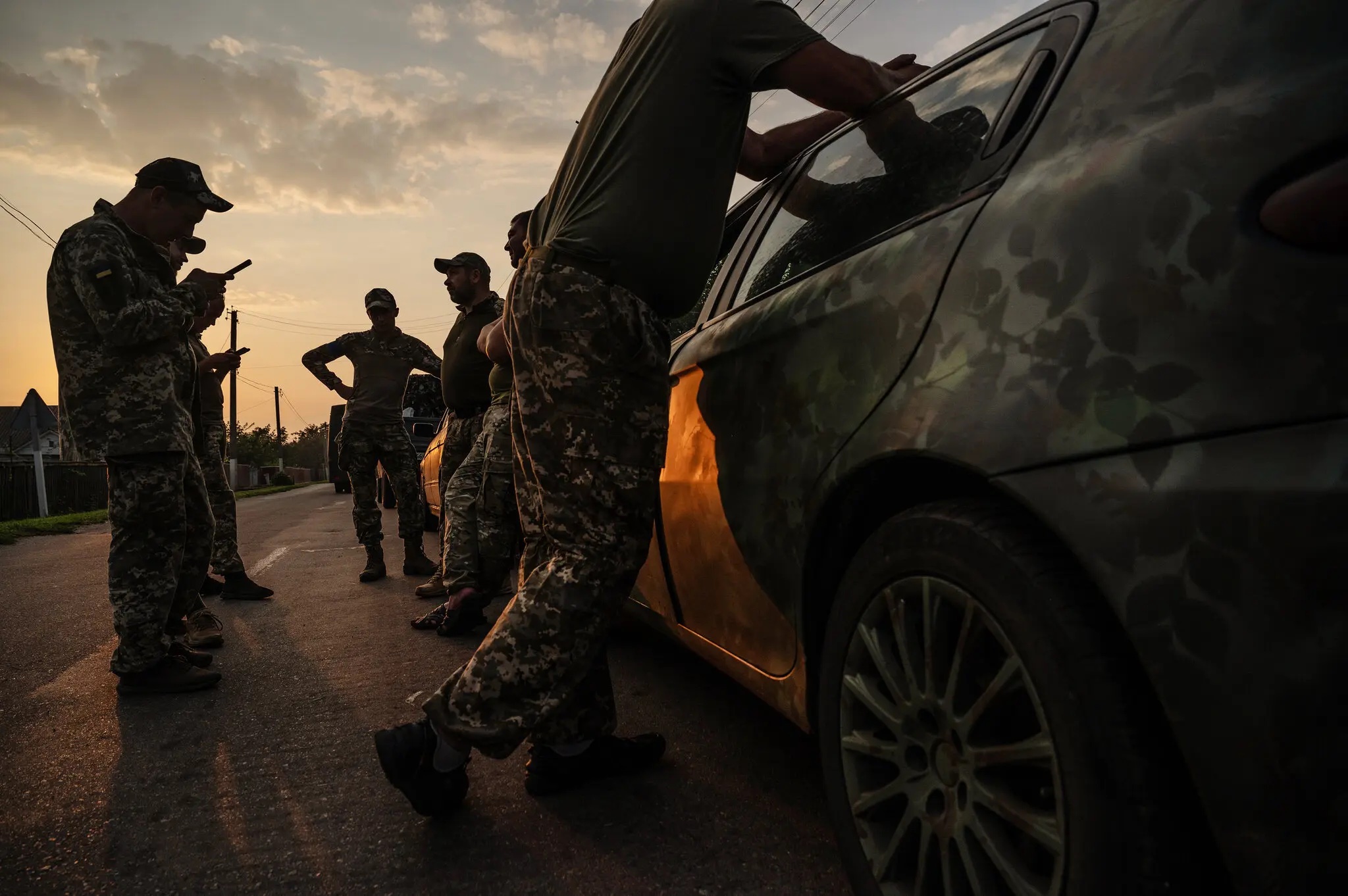 Ukrainian soldiers waiting for the formation of a military column as they prepare to push toward front line positions in eastern Ukraine from a base south of Kyiv on Aug. 21. Lynsey Addario for The New York Times 