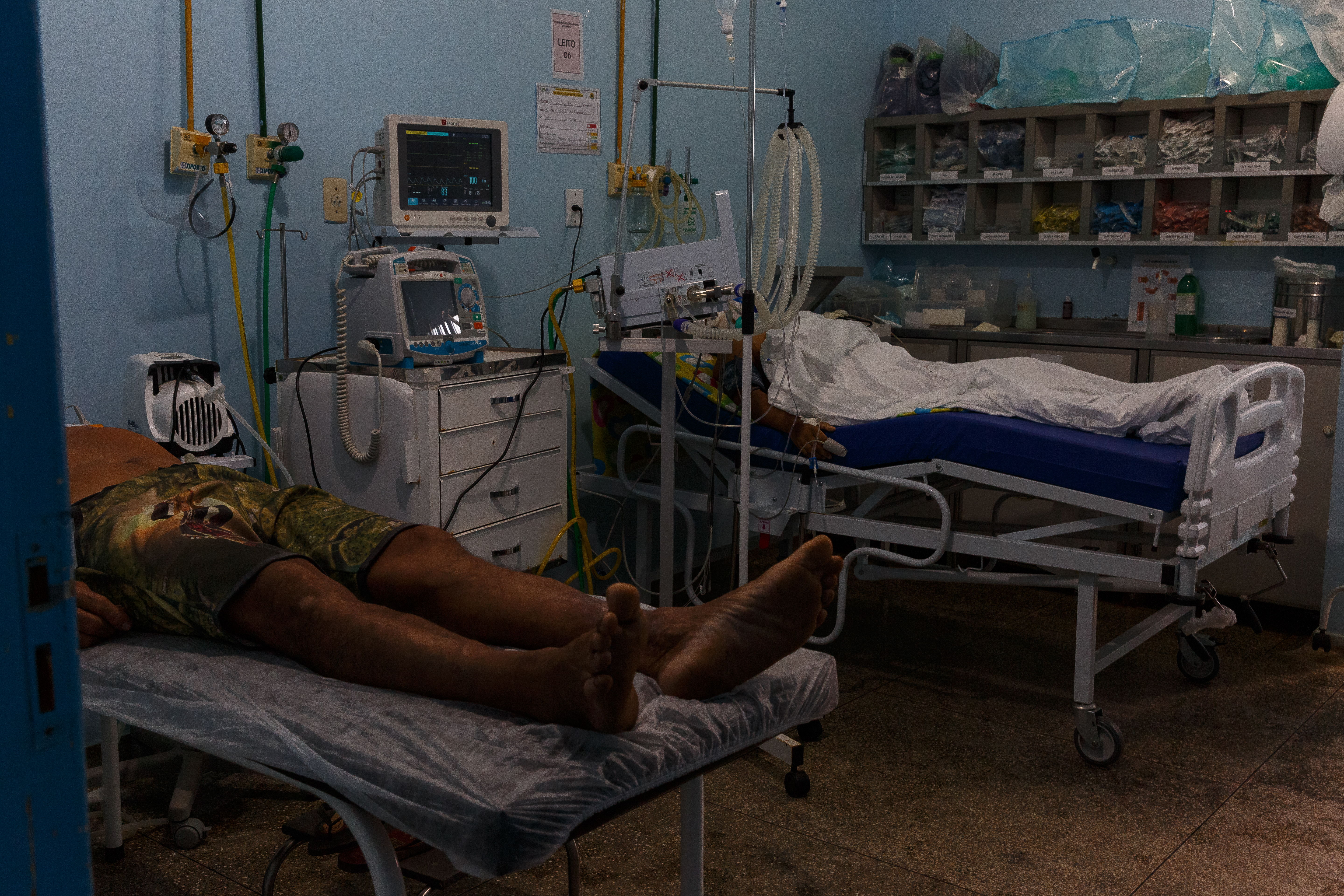 MSF apoya los servicios de Urgencias (conocidas localmente como UPA) en Porto Velho, la capital del estado de Rondônia. Debido a la saturación del sistema de salud, las UPA, que generalmente solo deberían dedicarse a la estabilización de los pacientes antes de que sean transferidos a instalaciones de nivel superior, tienen que aceptar casos más graves y complejos de los que debería manejar. Foto: Diego Baravelli/MSF