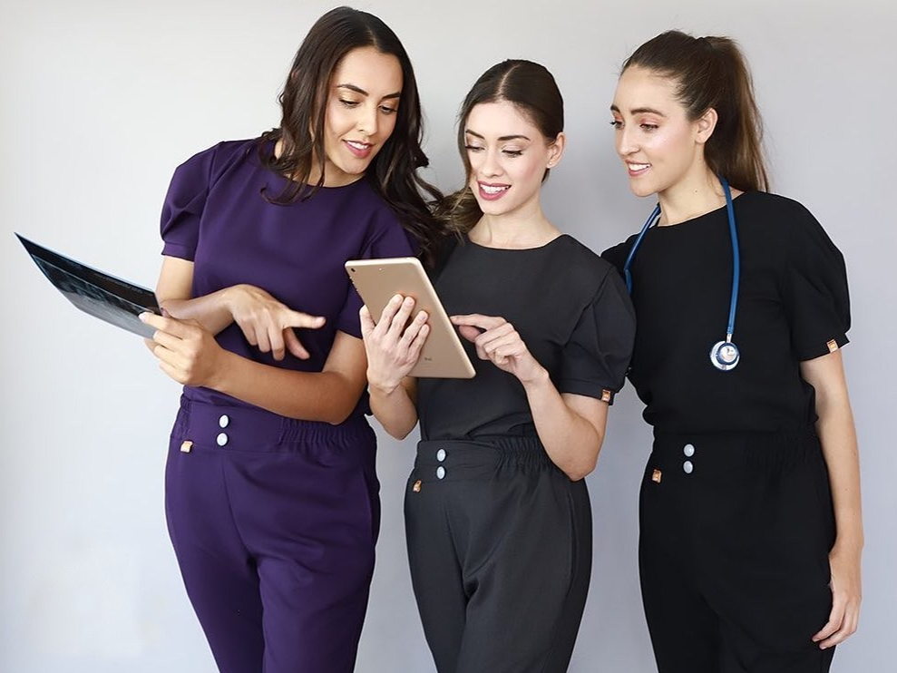 ¡Únete a la tendencia del scrub! y luce cómodo y moderno en el trabajo