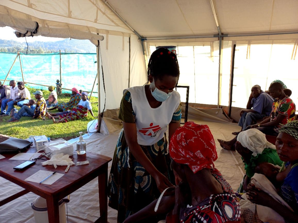 AZG-kliniek in het opvangkamp van Nyakabande, Oeganda, waar 18.000 Congolese vluchtelingen leven. Elke dag vinden er 300 consulten plaats. (c) Théo Wanteu/MSF