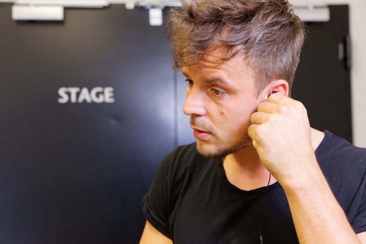 Alexander Knappe setzt beim In-Ear-Monitoring auf das bewährte Sennheiser ew 300 IEM G3 System. Alexander Knappe setzt beim In-Ear-Monitoring auf das bewährte Sennheiser ew 300 IEM G3 System.