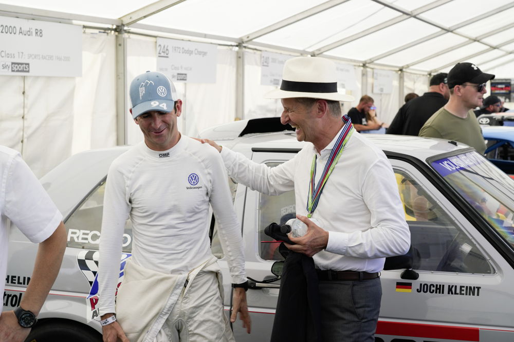 Romain Dumas (izquierda) y el Dr. Herbert Diess (derecha), presidente de la junta directiva de Volkswagen AG y Presidente de la junta directiva de Volkswagen Vehículos de Pasajeros disfrutan el espíritu de Goodwood.