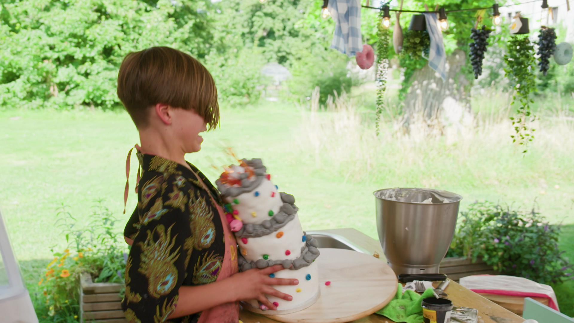 Finale van Junior Bake Off zorgt voor stress en tranen in de baktent: "Mijn taart is gevallen!"