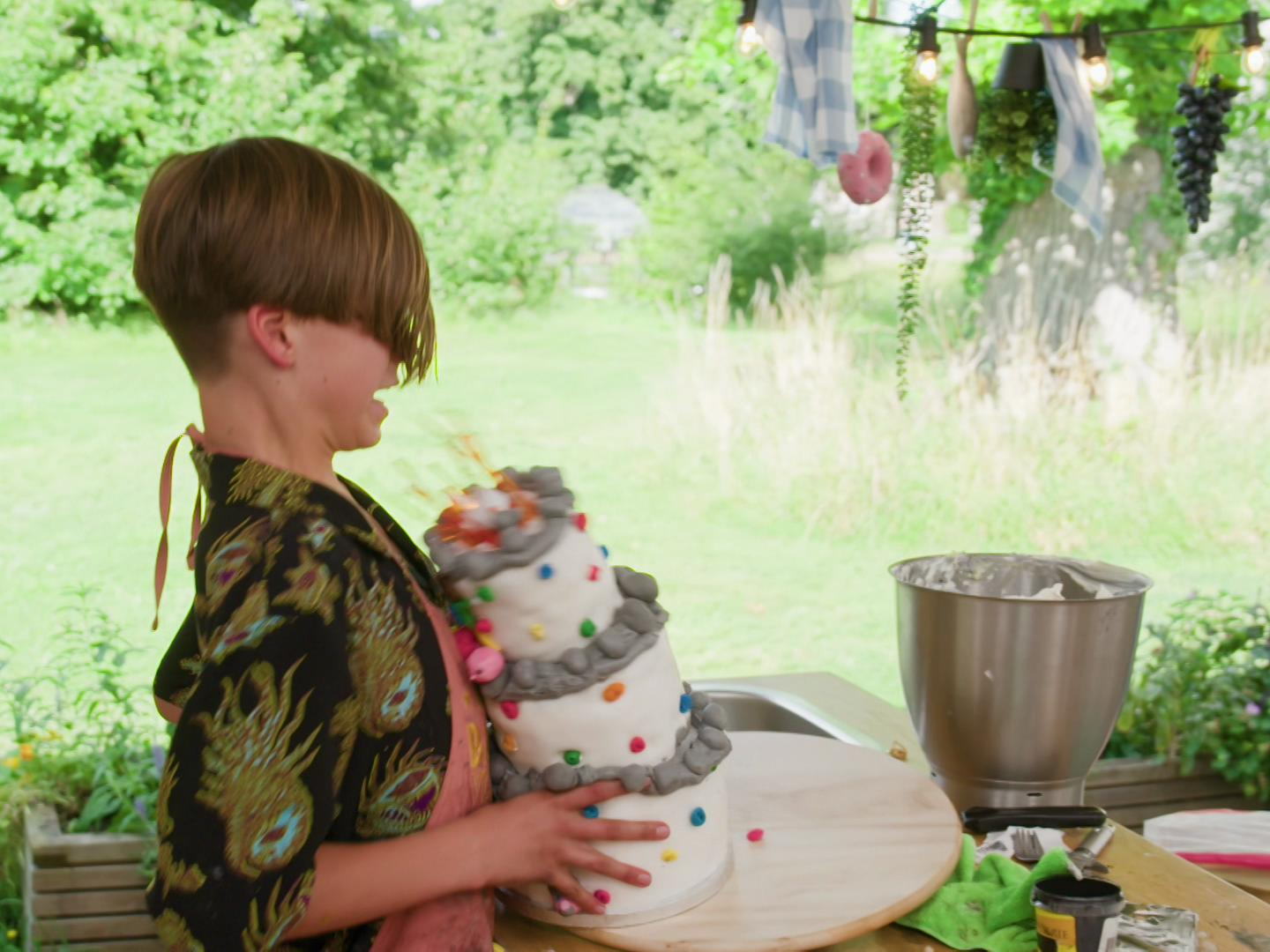 Finale van Junior Bake Off zorgt voor stress en tranen in de baktent: "Mijn taart is gevallen!"