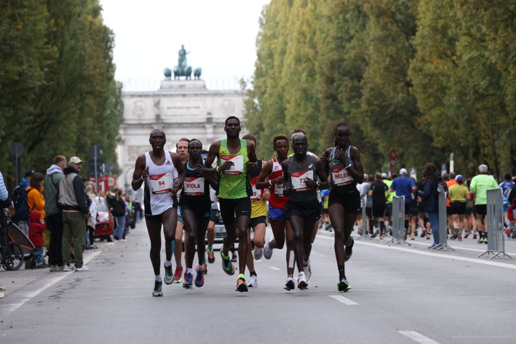 Marathon Frauen-Feld mit Pacemakern vor dem Münchner Siegestor; Foto: Wilhelmi