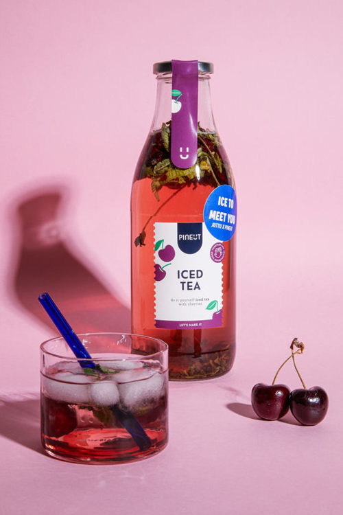Pineut DrinkenCarafeIcedTeaCherryVerveine JUTTU €11,95 Pineut DrinkenCarafeIcedTeaCherryVerveine JUTTU €11,95