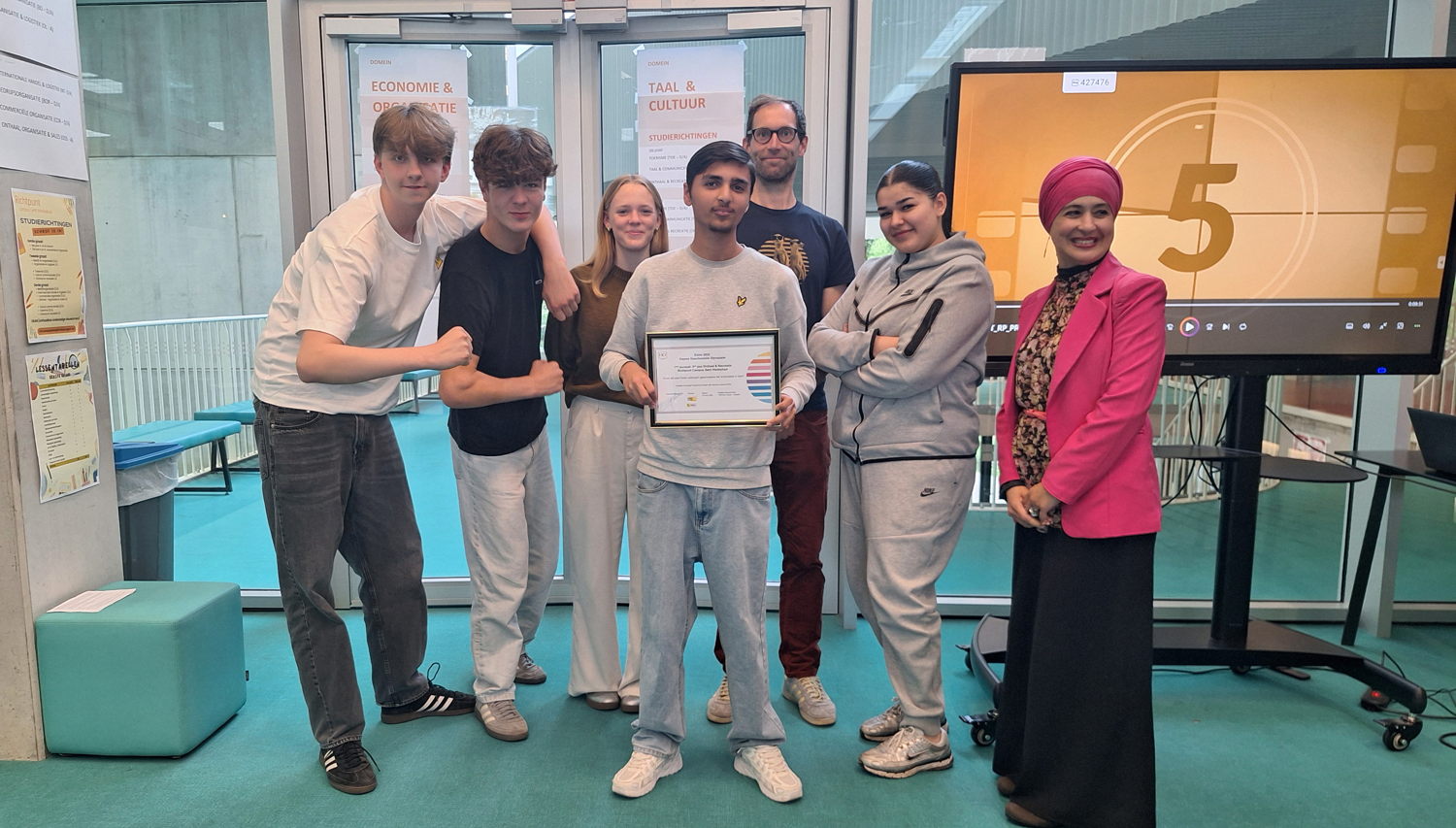 leerlingen 5de Onthaal en Recreatie met leerkracht Pieter Tijtgat en Naïma Lafrarchi (coördinator Vlaamse Geschiedenis Olympiade)