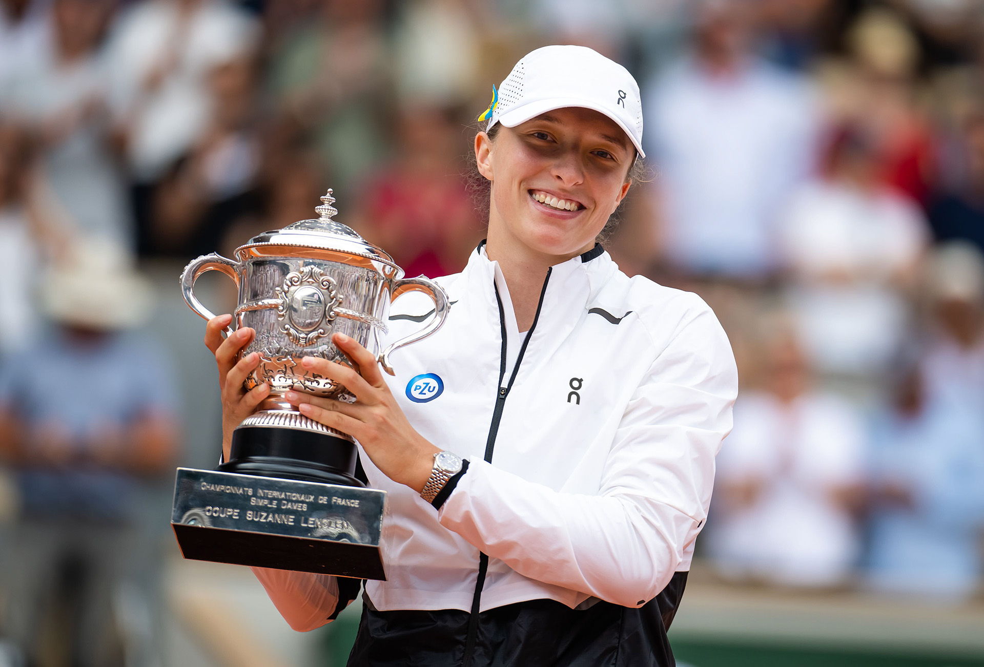 Iga Świątek lifts her third Coupe Suzanne Lenglen © On