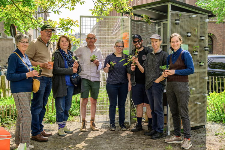 Bewoners van de Collegelaan voor een plantenruilkast