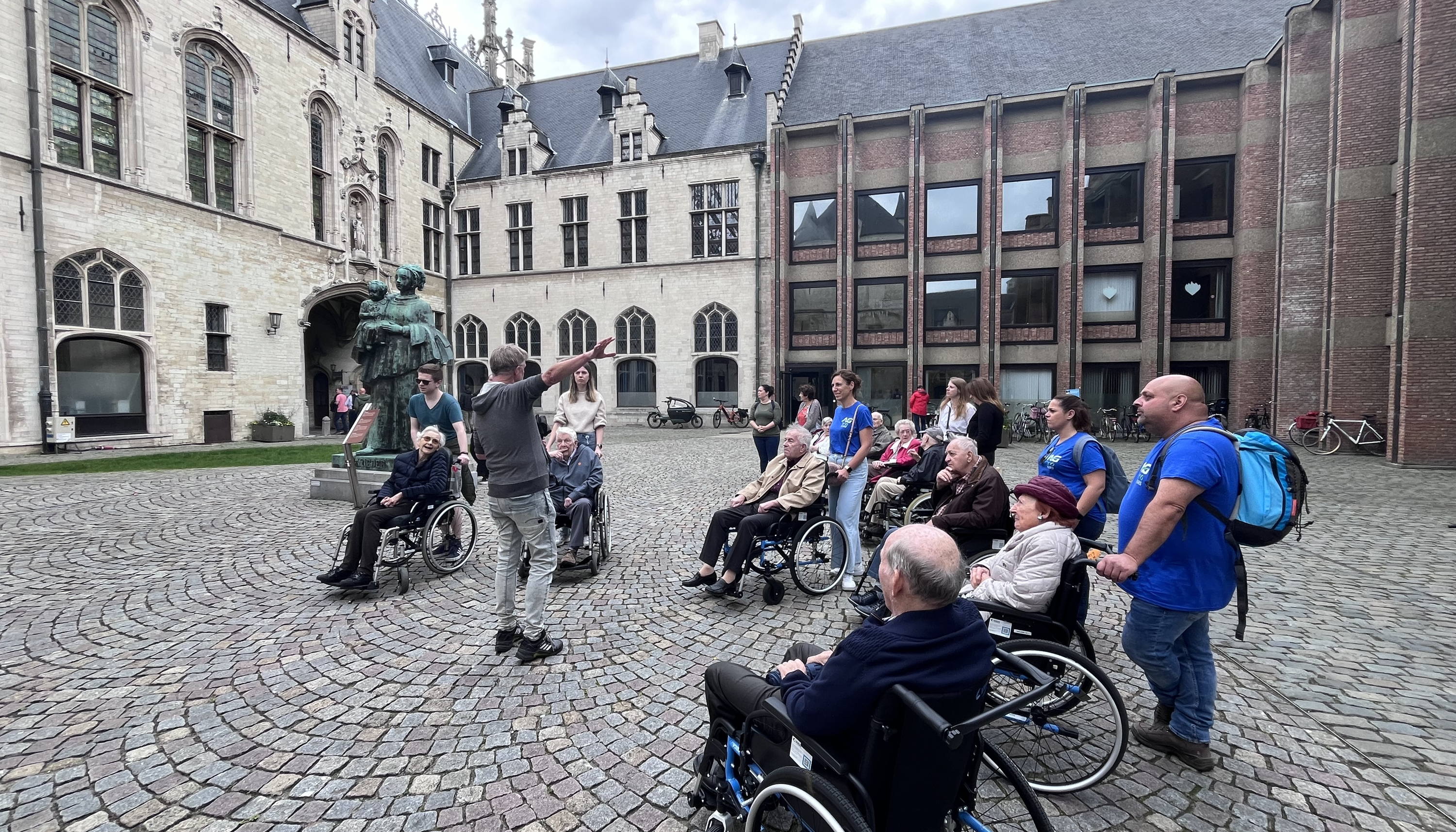Medewerkers AG Insurance bezorgen bewoners woonzorgcentrum Zonnesteen bijzondere namiddag in Mechelen