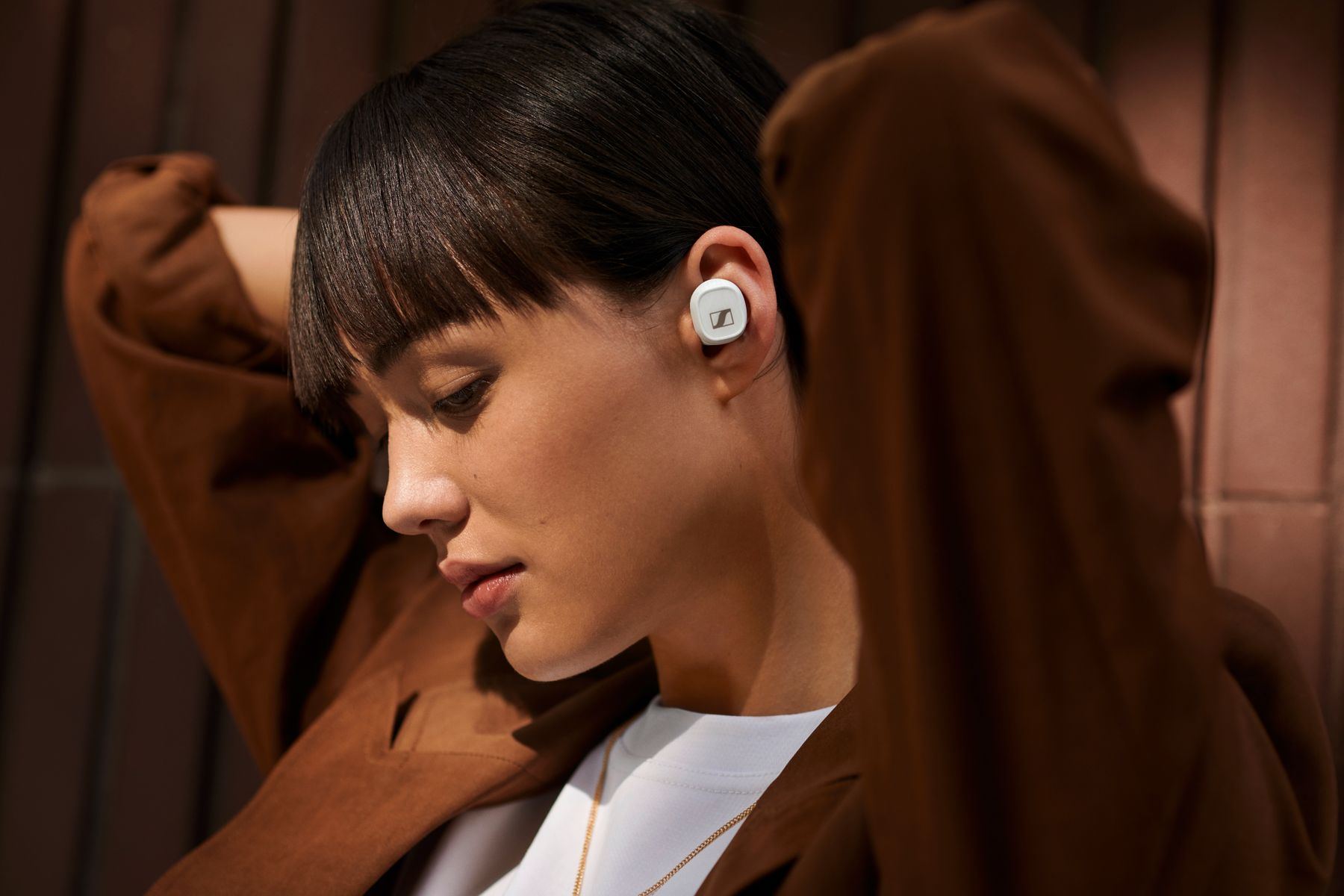 Överlägset, skräddarsytt ljud​
CX 400BT True Wireless levererar ett häpnadsväckande stereoljud med djup bas, naturligt mellanregister och tydlig, detaljerad diskant tack vare Sennheisers 7mm dynamiska högtalarelement. Ljudupplevelsen kan skräddarsys ytterligare med den inbyggda equalizern via Sennheisers Smart Control-app.​
