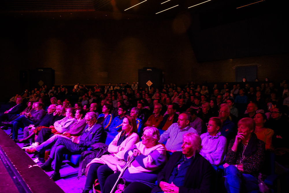 De zaal van Schouwburg Noord zat goed vol.