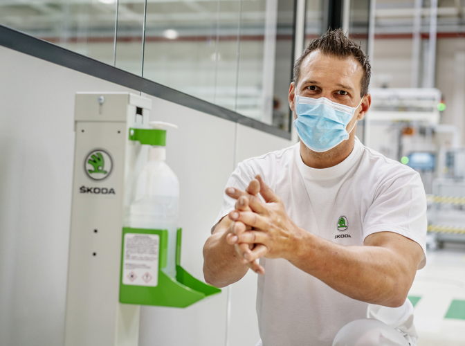 The general precautionary measures and hygiene
recommendations – such as regularly washing or
disinfecting your hands – are also to be followed.
The general precautionary measures and hygiene
recommendations – such as regularly washing or
disinfecting your hands – are also to be followed.