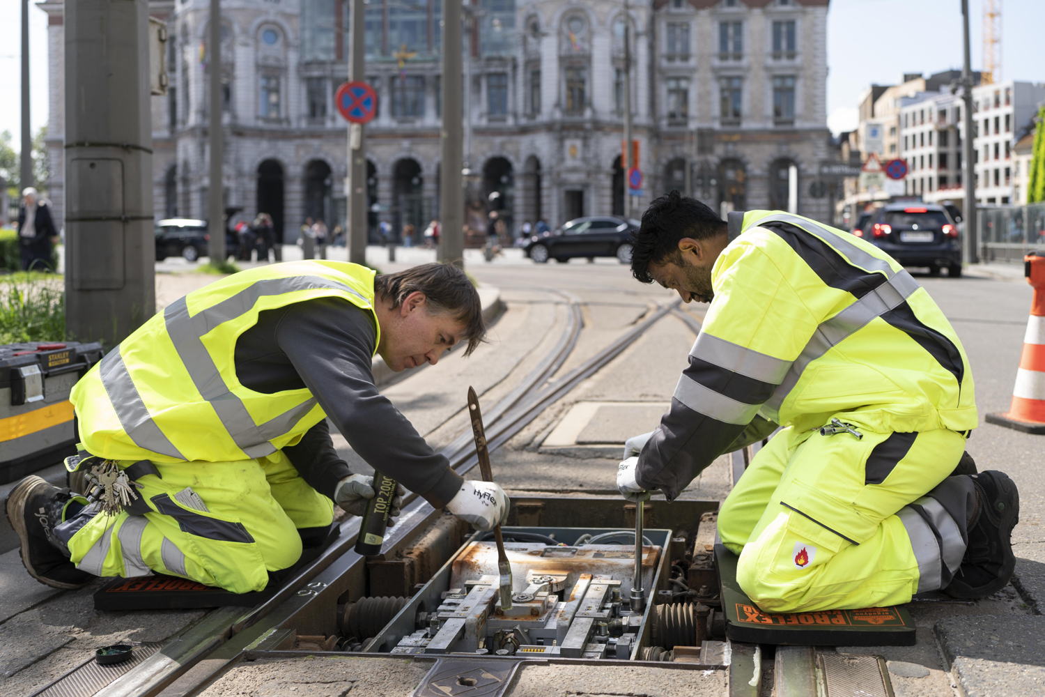 Technici werken aan een wissel