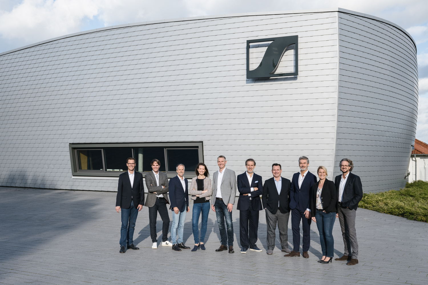 The new management team of the Sennheiser Group, consisting of Co-CEOs, EMB and extended EMB (from left to right): Steffen Heise, Markus Redelstab, Dr. Andreas Sennheiser, Yasmine Riechers, Dr. Andreas Fischer, Ralf Oehl, Greg Beebe, Ron Holtdijk, Mareike Oer, Daniel Sennheiser