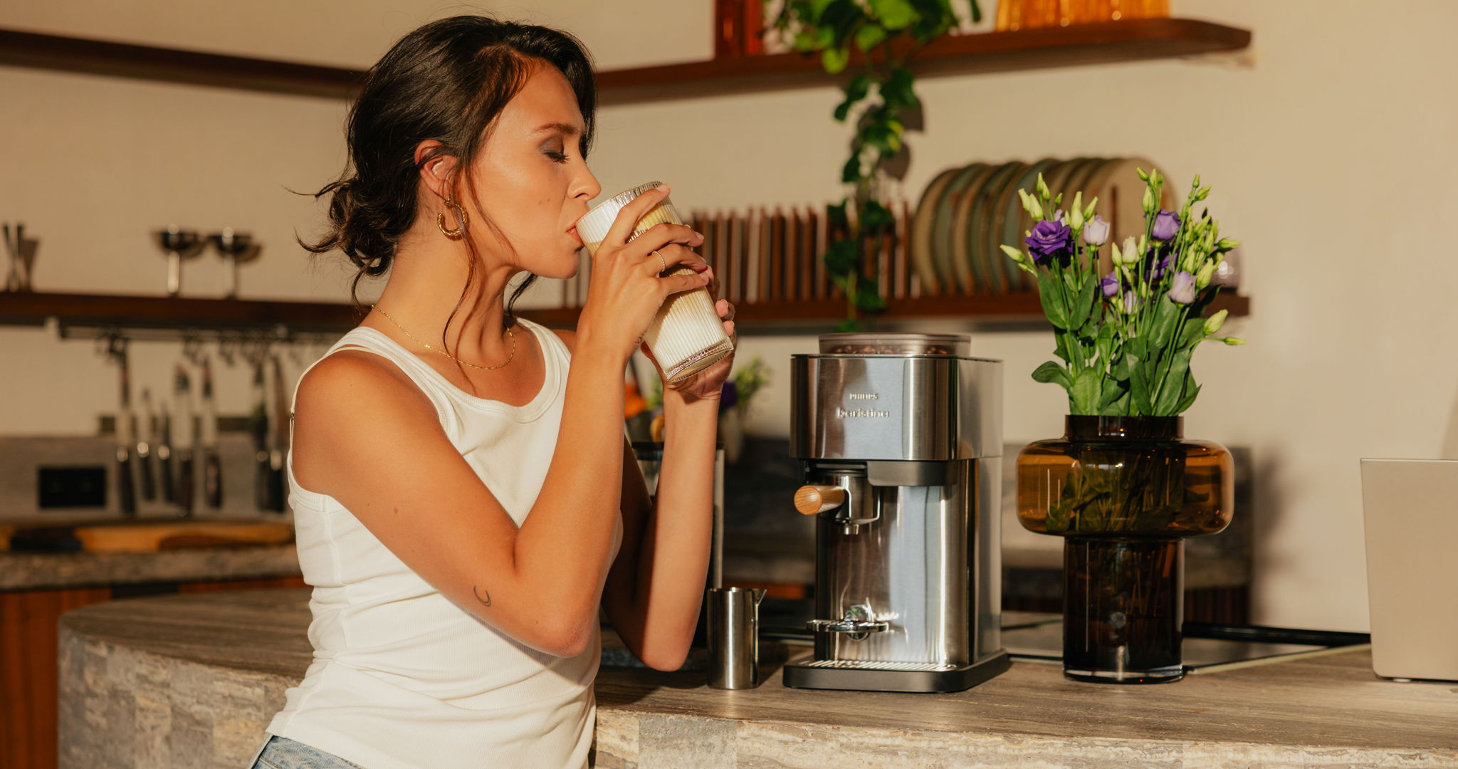 De koffiemomenten van Holly Brood met de nieuwe Philips Baristina Plus Stainless Steel