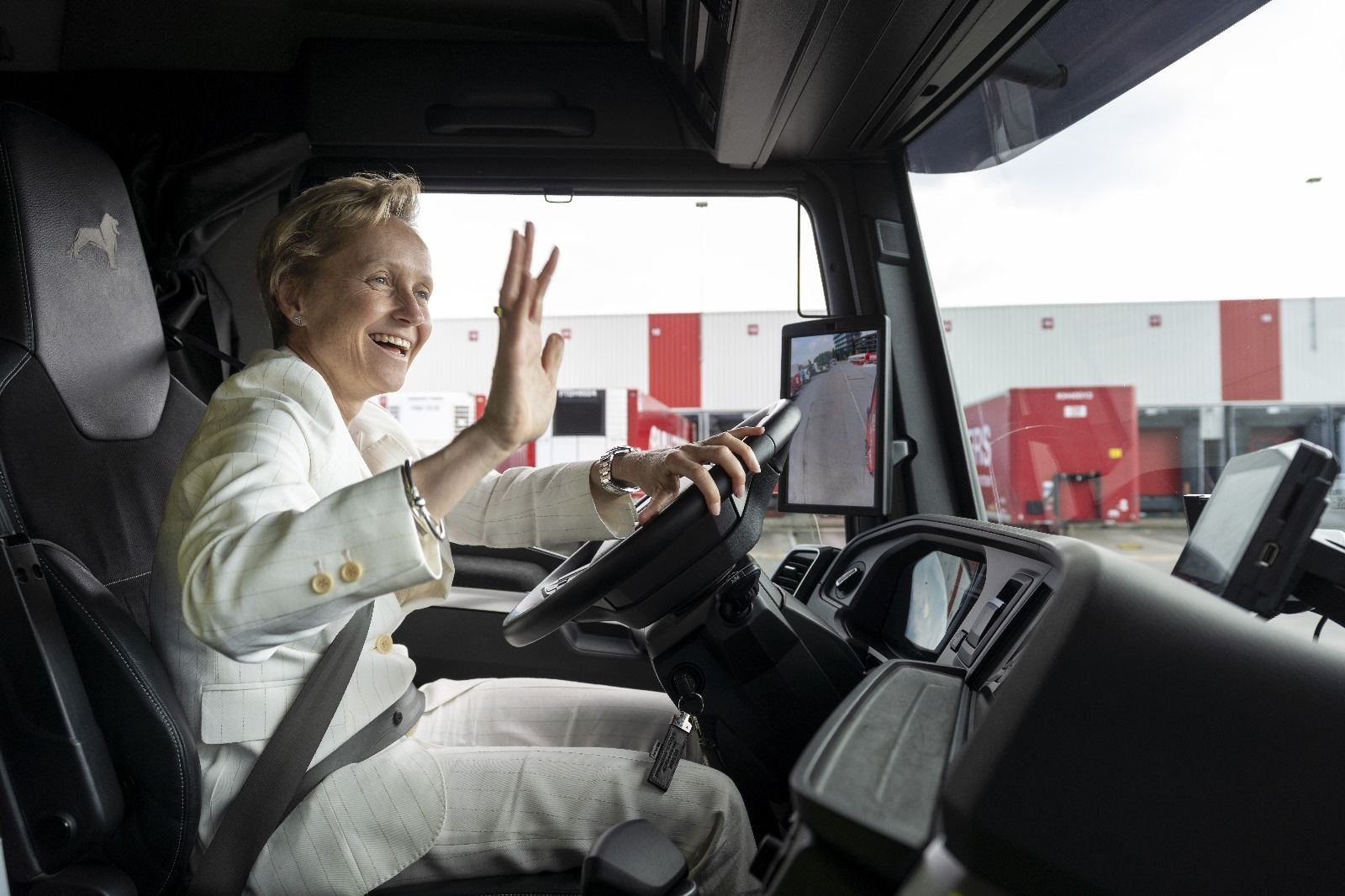 Vlaams minister van mobiliteit Annick De Ridder op zomerstage bij H.Essers in Genk Vlaams minister van mobiliteit Annick De Ridder op zomerstage bij H.Essers in Genk