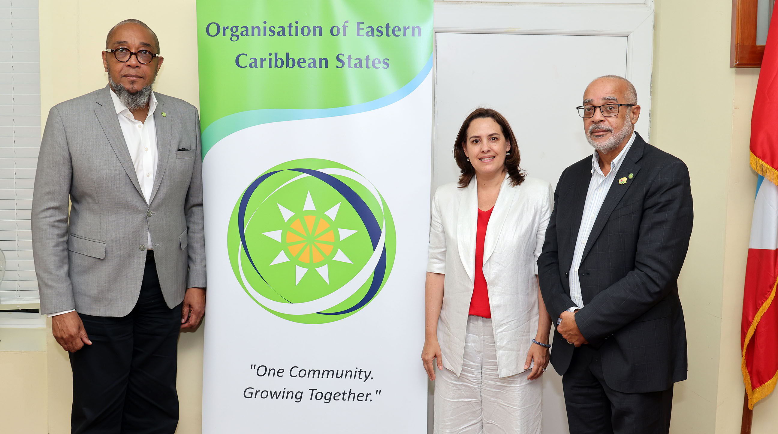 Son Excellence l'Ambassadeur Colin Murdoch ; Mme Johanna Hill, Directrice générale adjointe de l'Organisation mondiale du commerce ; Dr Didacus Jules, Directeur général de la Commission de l'OECO