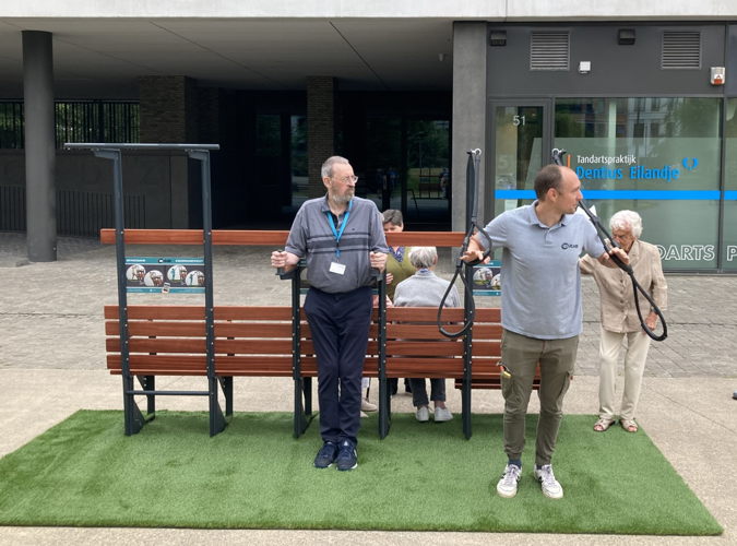 Een medewerker IPitup demonstreert enkele oefeningen