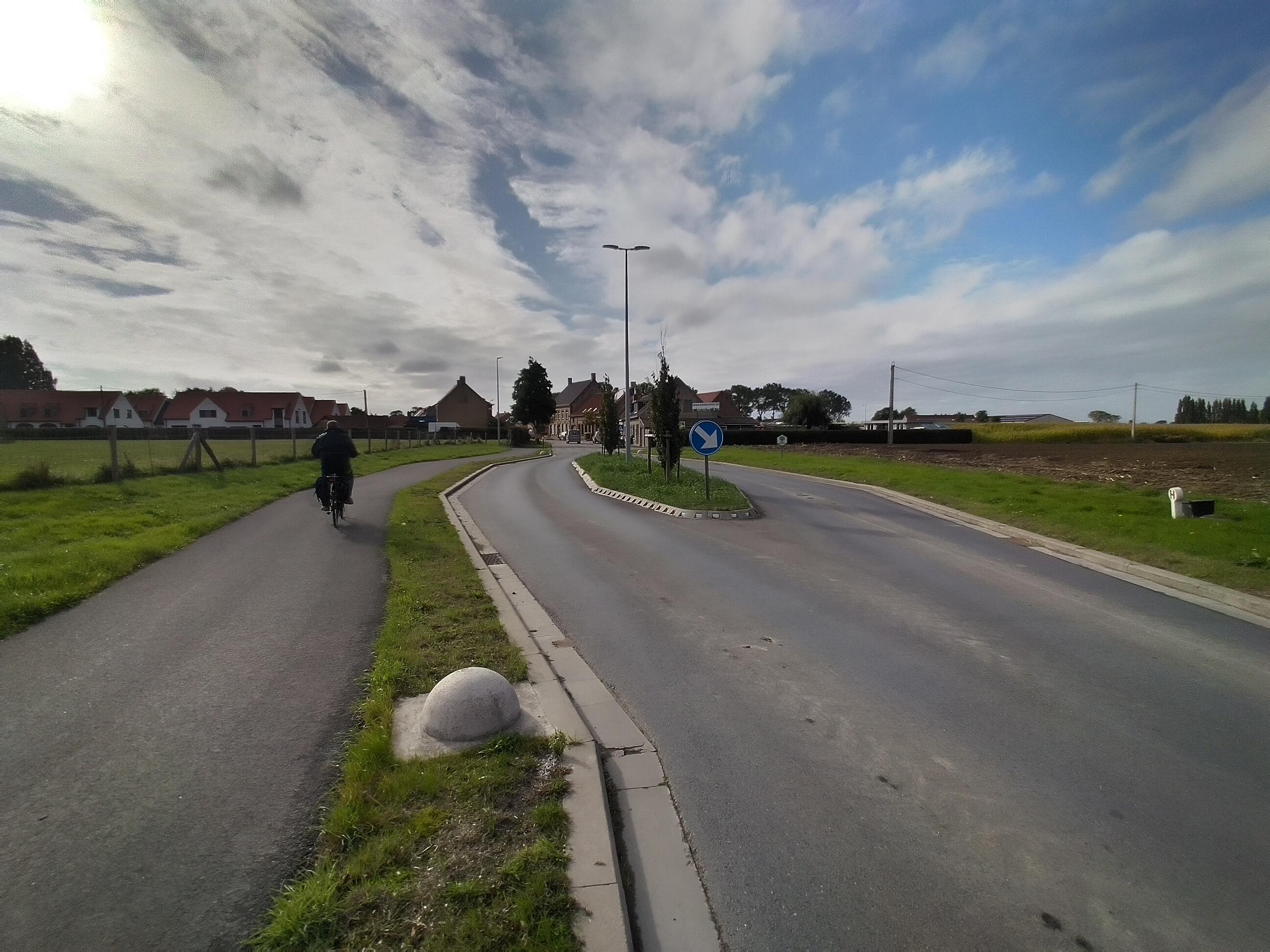 In de dorpskernen van Leisele, Izenberge en Beauvoorde is er gemengd verkeer. Om dat bij het binnenrijden van de dorpen duidelijk te maken voor alle weggebruikers, is er gezorgd voor een poorteffect. ​