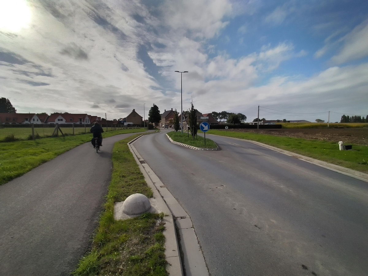 In de dorpskernen van Leisele, Izenberge en Beauvoorde is er gemengd verkeer. Om dat bij het binnenrijden van de dorpen duidelijk te maken voor alle weggebruikers, is er gezorgd voor een poorteffect.  