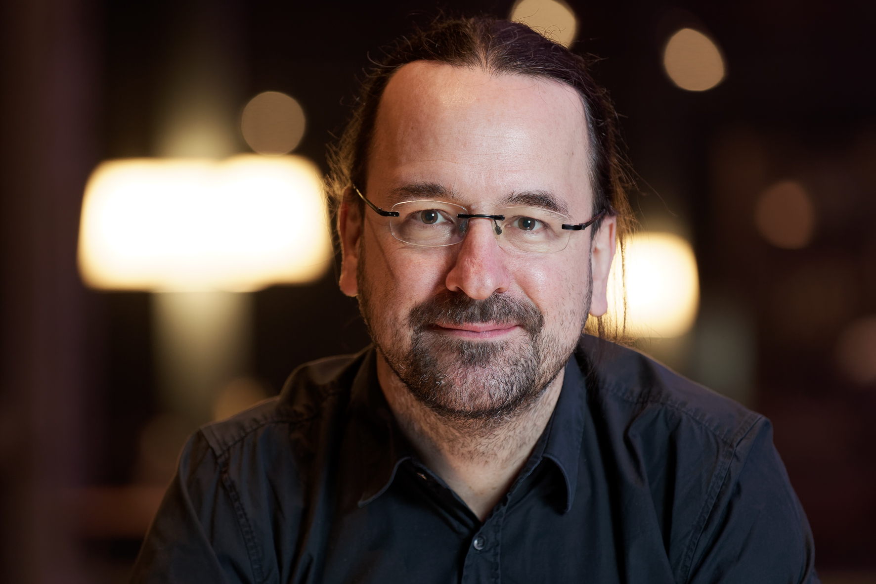 „Seit dem Umstieg auf die digitalen Sennheiser Drahtlosstrecken hatten wir bei Pizzera & Jaus kein einziges Problem mit der Funkübertragung mehr “ – Martin Mayer ist bei Konzerten sowohl für den FOH-Sound als auch für das Monitoring der Musiker verantwortlich „Seit dem Umstieg auf die digitalen Sennheiser Drahtlosstrecken hatten wir bei Pizzera & Jaus kein einziges Problem mit der Funkübertragung mehr “ – Martin Mayer ist bei Konzerten sowohl für den FOH-Sound als auch für das Monitoring der Musiker verantwortlich