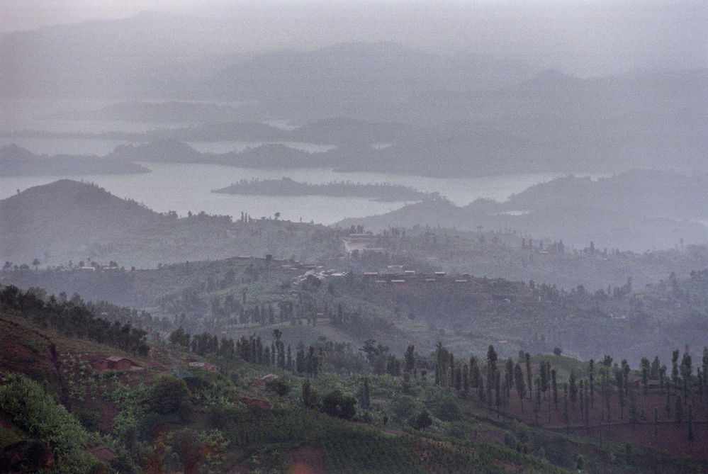 Rwanda, landscape near the border town of Cyangugu on Lake Kivu, 2003. AKG8224763