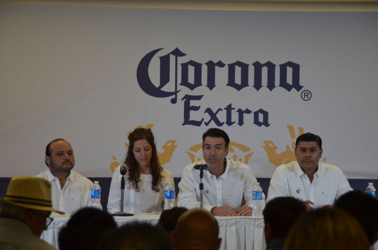 De derecha a izquierda: 
- Omar Guevara, Gerente de la Cervecería Yucateca
- Eduardo Loges, Director Regional de Ventas de Grupo Modelo 
- Susana, Gerente de Corona
- Rolando Rosales, Gerente General de Yucatan