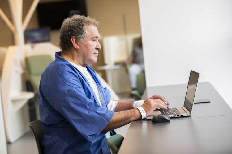 Na de ingreep of het onderzoek kunnen de patiënten in de coffee corner van de cardiolounge werken op hun laptop of tablet. (Foto: ZAS) Na de ingreep of het onderzoek kunnen de patiënten in de coffee corner van de cardiolounge werken op hun laptop of tablet. (Foto: ZAS)