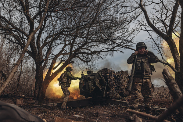 DONETSK OBLAST, UKRAINE - MARCH 21: Ukrainian soldiers firing artillery in the direction of Bakhmut