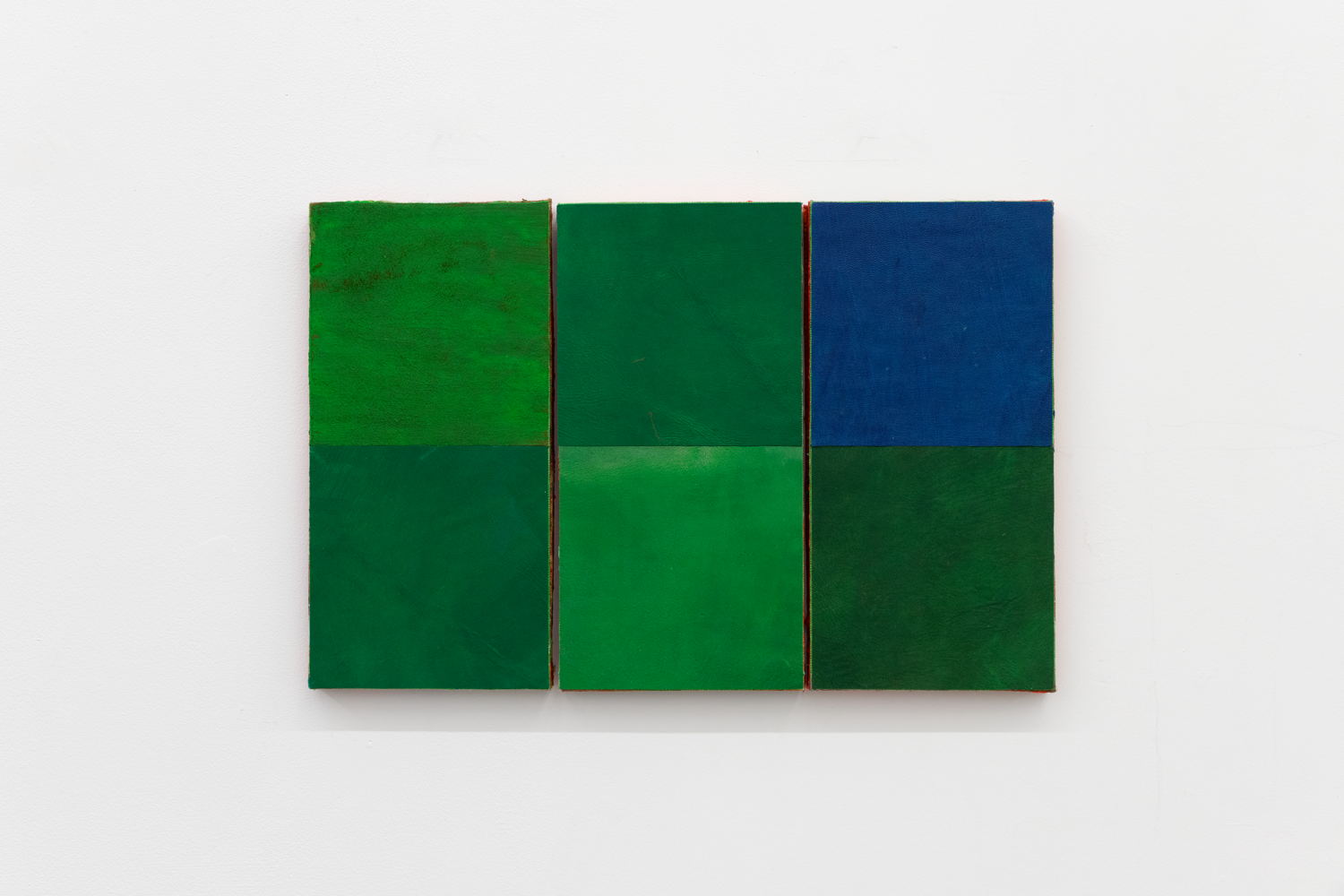 2024, ZATERDAG, 27,5 x 42 x 1,5cm, acrylic on leather and canvas. Courtesy Tatjana Pieters