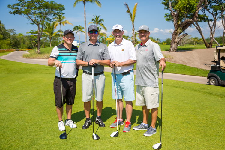 Steve Sparks, Charlie Beljan y Denis Savard acompañados de participantes del torneo Steve Sparks, Charlie Beljan y Denis Savard acompañados de participantes del torneo