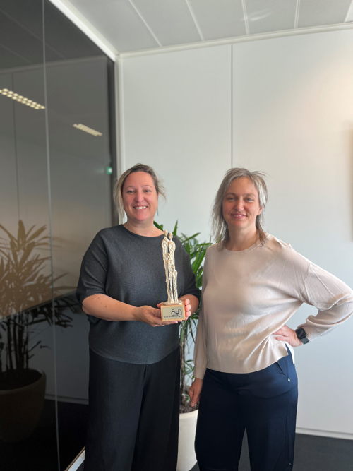 schepenen Lothe Ramakers en Bieke Verlinden met de award