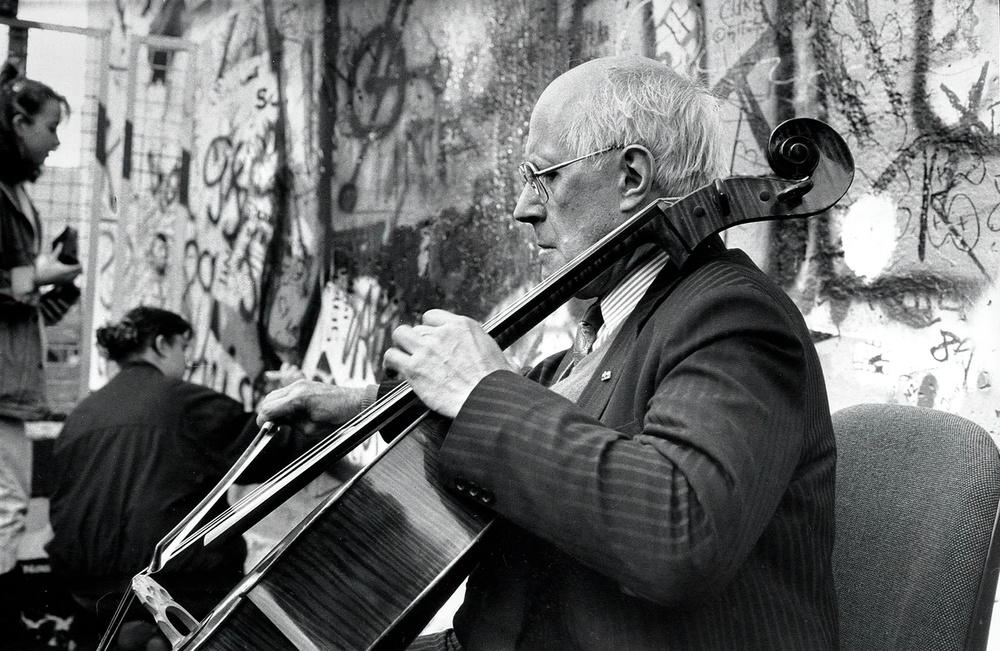 After the opening of East German borders, Nov. 1989: Rostropovich plays works by Johann Sebastian Bach at Checkpoint Charlie, Nov, 1989. AKG416244 © akg-images / ullstein bild