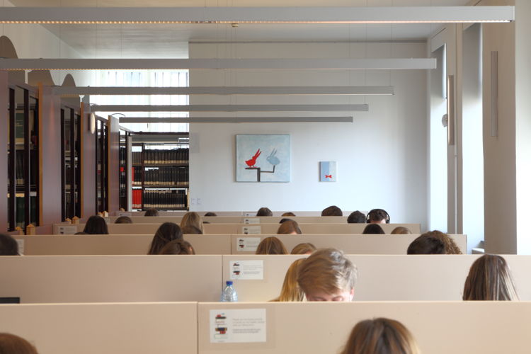 Installation view of the exhibition 'Entre nous quelque chose se passe...' in the Library of the Faculty of Law, KU Leuven.
Artist and work: Walter Swennen, left: Konijn et Canard (2001), right: Noeud Papillon (1999)
Photo © Dirk Pauwels