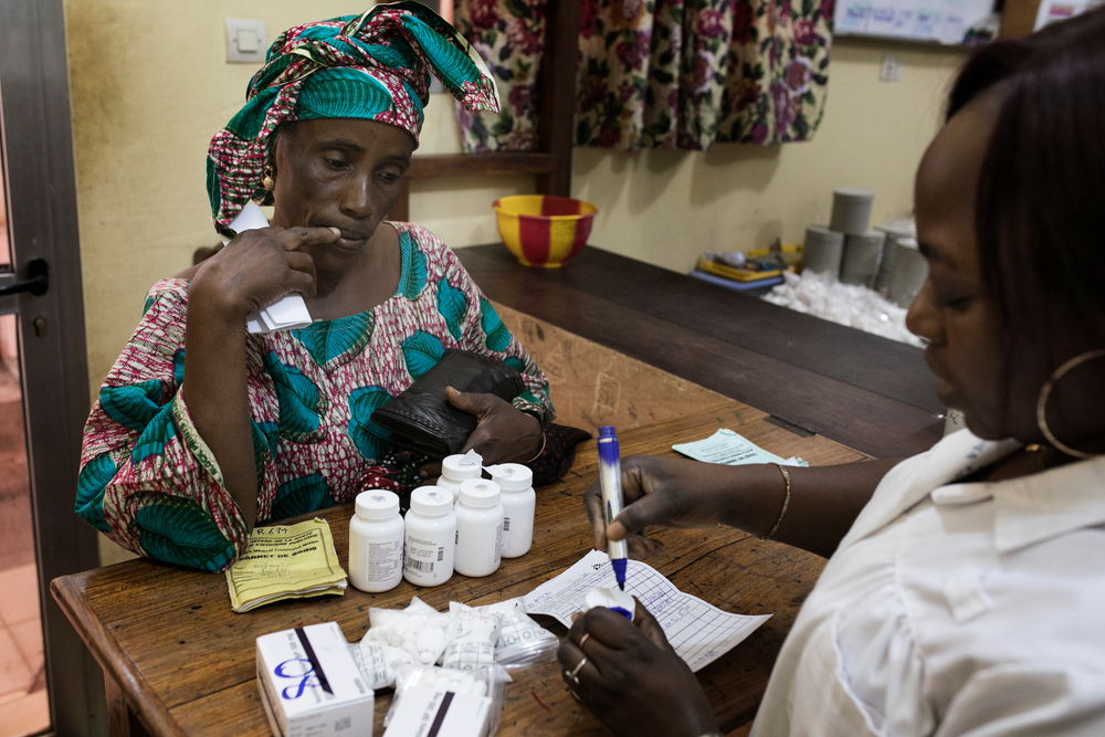 Una paciente recoge su medicación en el centro de MSF en Matam, Guinea-Conakry. Albert Masias/MSF