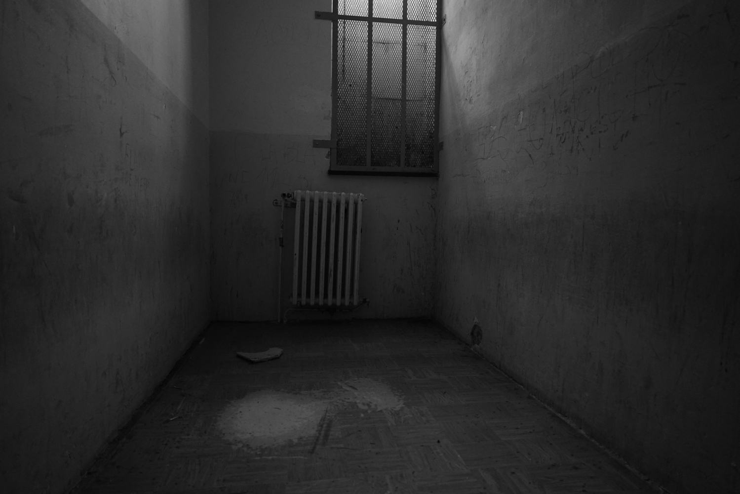 Compresseur, détail, vidéo HD, 4 écrans, son, noir et blanc, 36’, en boucle, 2024. Photo : Daniel Turner