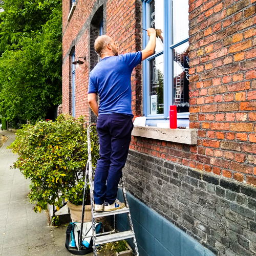Cartoonist Bart Schoofs aan het werk