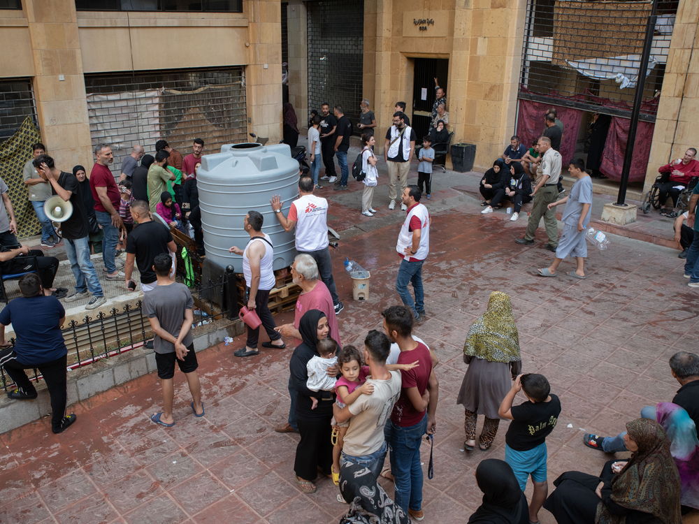 Refugio Azarieh en Beirut, 10 de octubre de 2024. ANTONI LALLICAN/HANS LUCAS