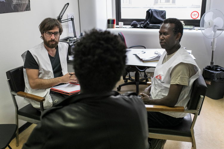 Een psycholoog van Artsen Zonder Grenzen tijdens een consultatie in de hub. © Albert Masias / AZG