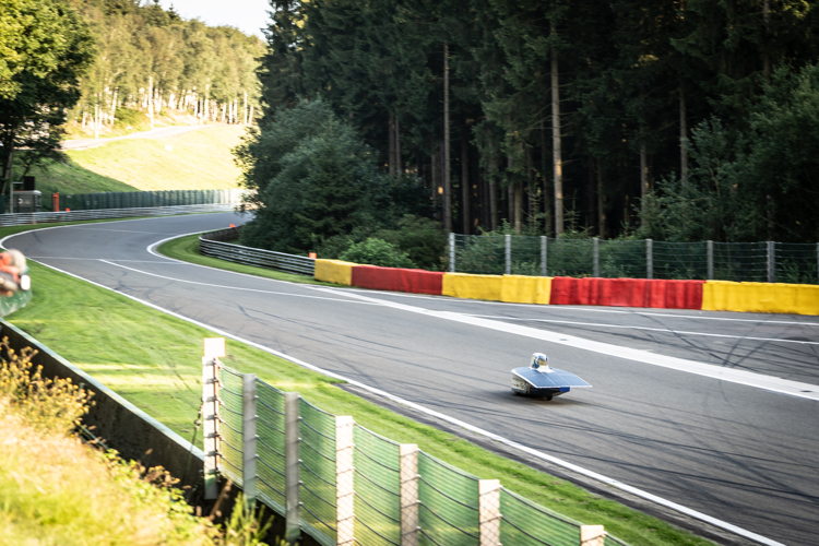 La voiture solaire sur la piste.