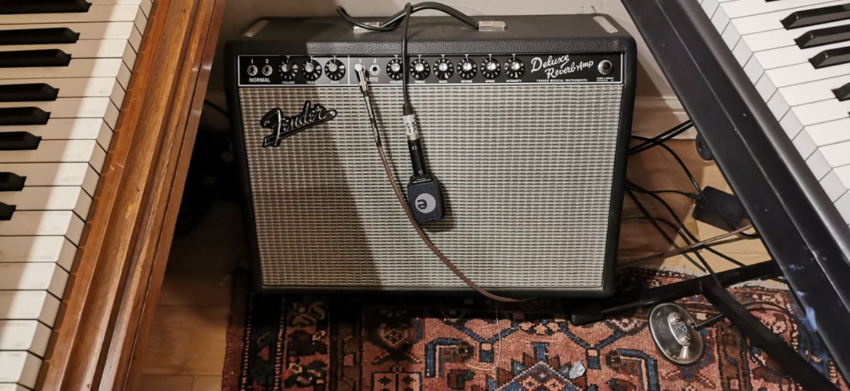In his home studio, Ola Onabulé employs various microphones from the evolution series for instrument pick-up. Pictured is an e 906 on the guitar amp