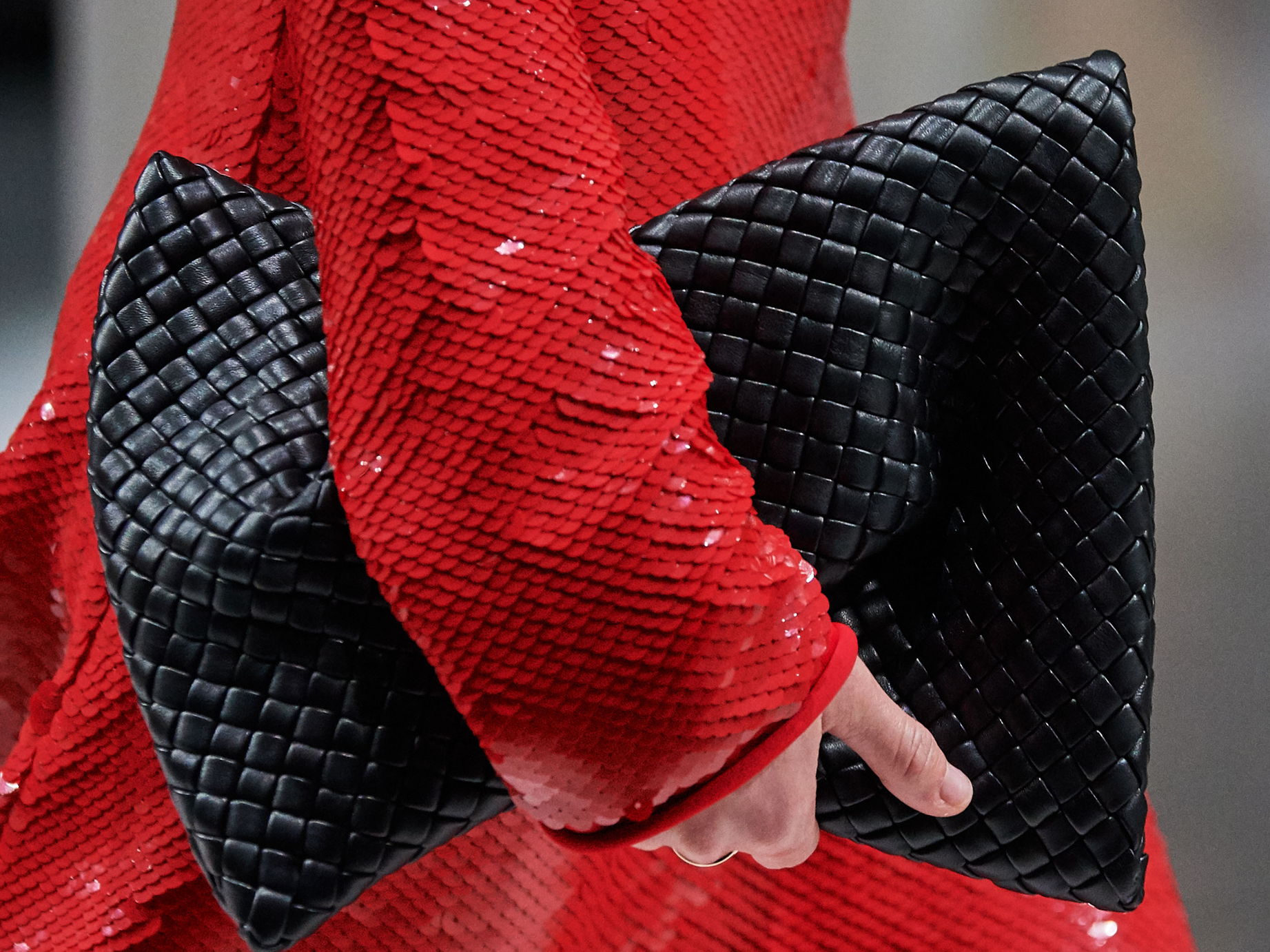 LOS OPUESTOS SE ATRAEN: BOTTEGA VENETA OTOÑO/INVIERNO 2020