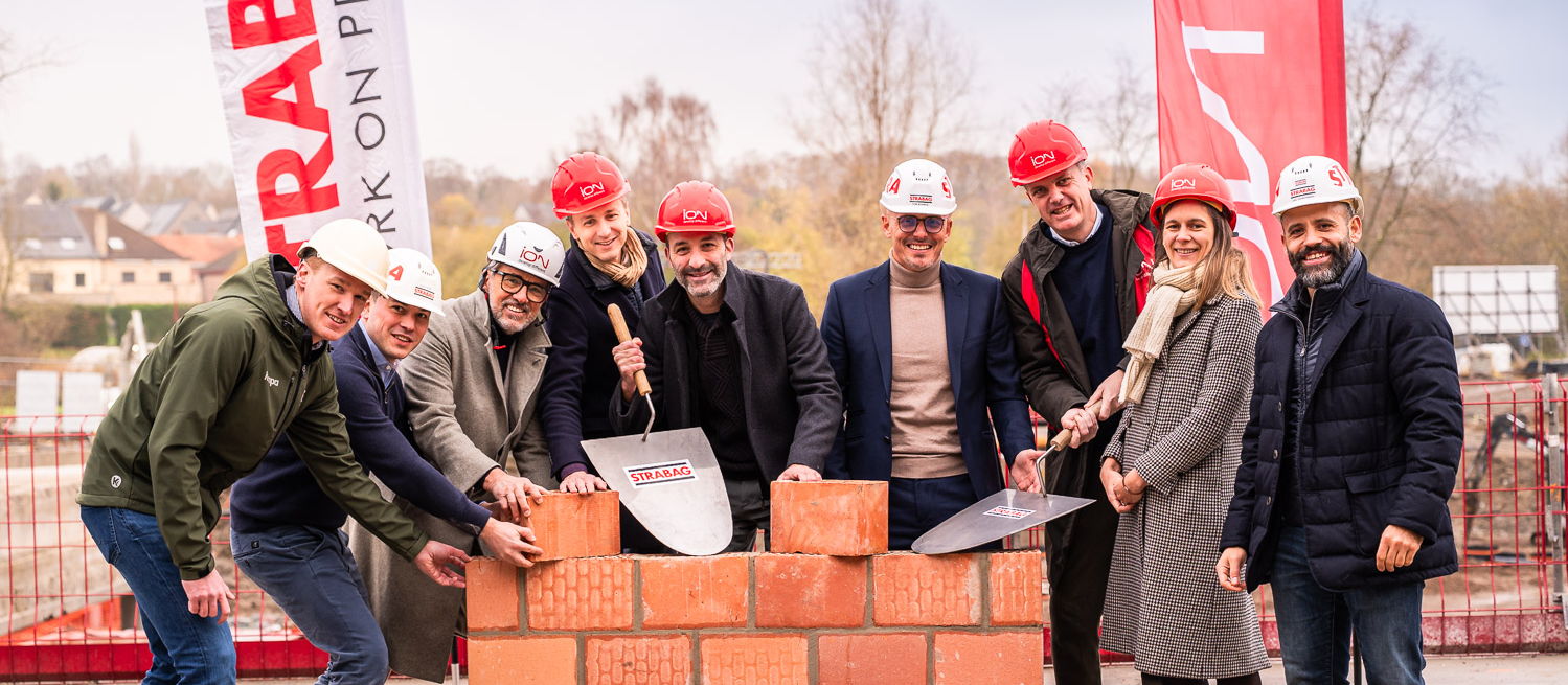 Schepen Dewandeleer legt symbolische eerste steen van nieuwe woonbuurt WOL U