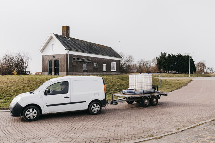 Met onze elektrische bedrijfsauto wordt het water uit de Oosterschelde gepompt (© Puck van Elswijk Fotografie)