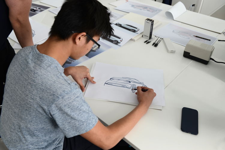 ŠKODA AUTO is once again offering talented young
students the chance to feel like car designers. The finished
study will be introduced to the public in June 2018.