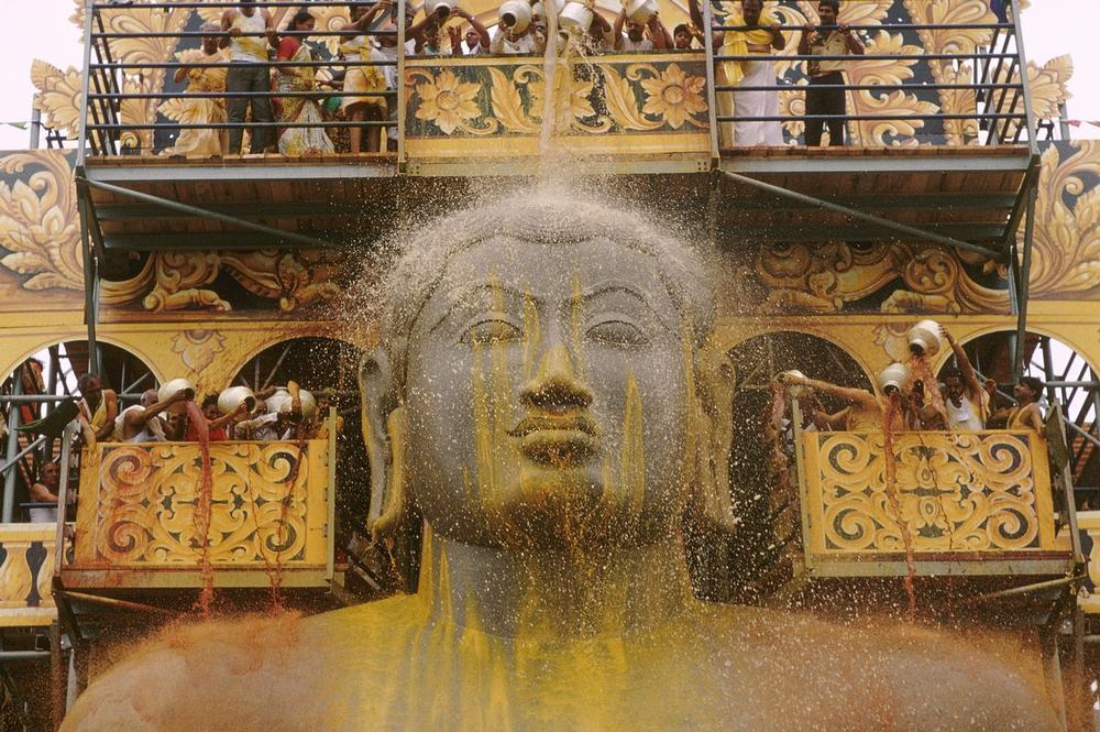 During the Mahamastakabhisheka festival (Jain festival held every 12 years. The statue is anointed with libations and offerings, poured from a scaffolding specially built for the event): head of the statue during the ceremony, South India, 1993. AKG1103885 