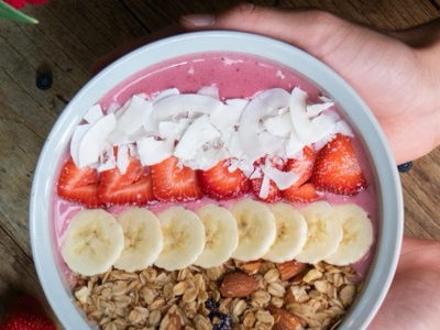 Sorprende a mamá este 10 de mayo con un smoothie bowl saludable y delicioso con Silk® 
