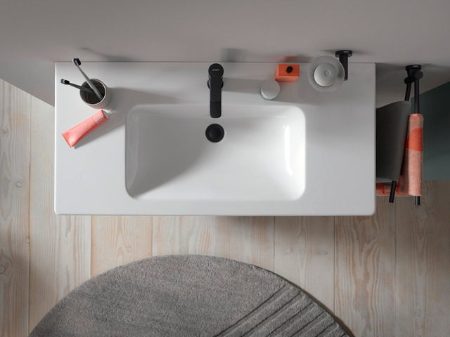 Grandes plages de dépose, cuve spacieuse et lignes claires donnent au lavabo pour meuble D-Code une allure harmonieuse. 
