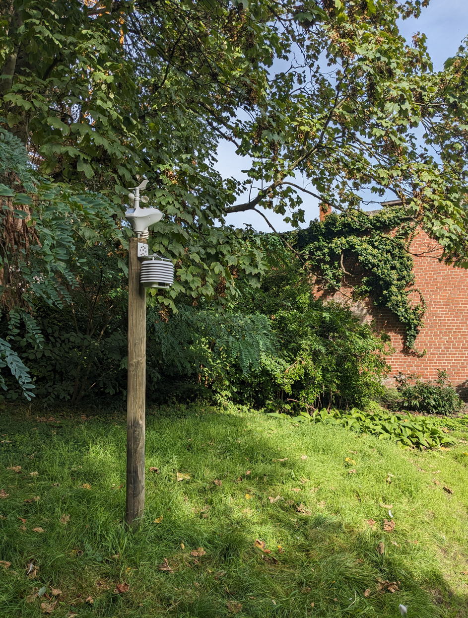 weerstation en fijnstofmeter in tuin van Villa aan de Aa